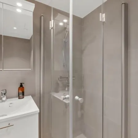 דירה Modern Apartment Near Airport