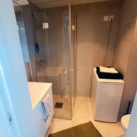 Modern Apartment Near Airport *